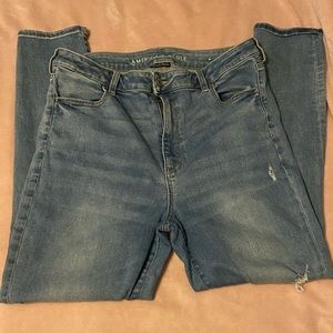 Light Wash Distressed Knee Jeans